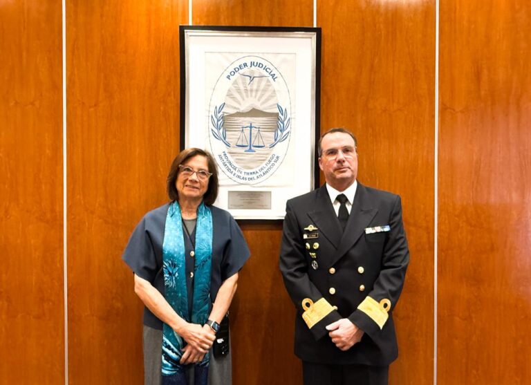 La Dra. Battaini recibió la visita protocolar del nuevo Comandante del Área Naval Austral
