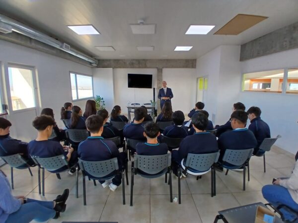 El Dr. Löffler brindó una charla sobre la Constitución Nacional a estudiantes de secundaria