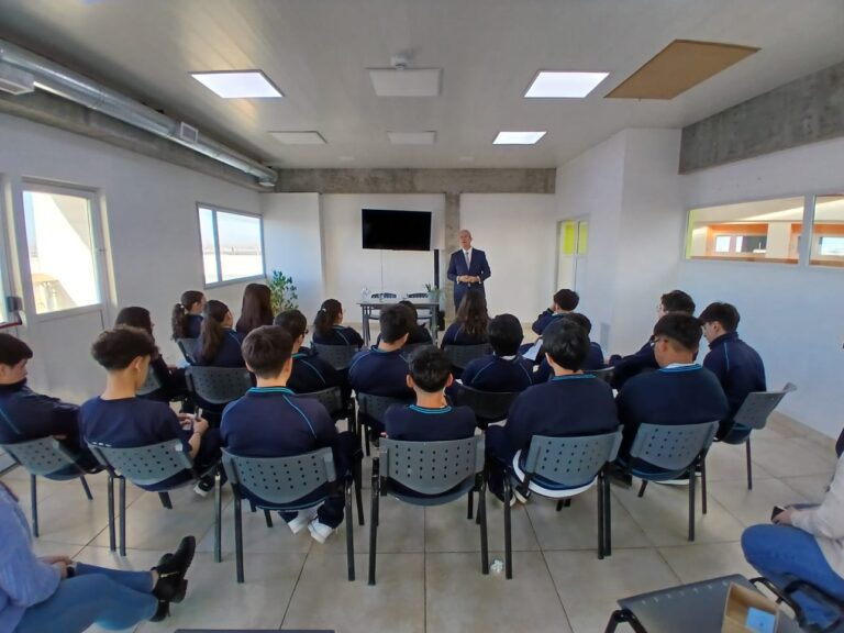 El Dr. Löffler brindó una charla sobre la Constitución Nacional a estudiantes de secundaria