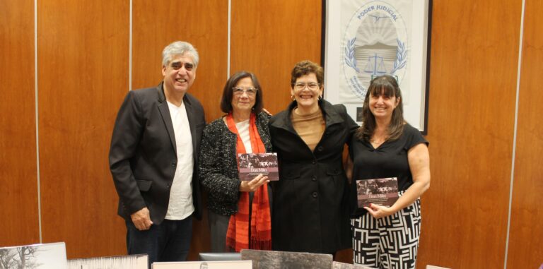 La Dra. Battaini recibió el libro de vecino de Tolhuin
