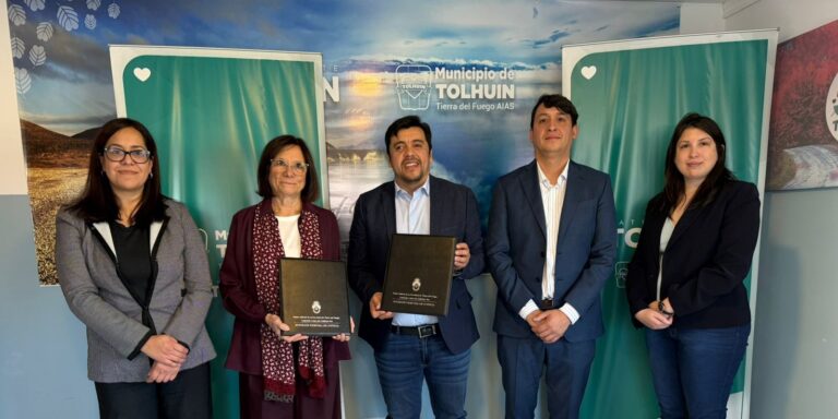 La Dra. Battaini firmó un convenio de colaboración y asistencia con el intendente de Tolhuin