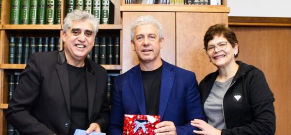 El Dr. Ernesto Löffler recibió el libro “Don Milín – En el corazón de la isla de Tierra del Fuego”