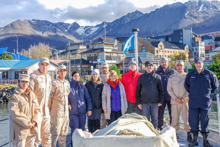Realizan monitoreo para medir la contaminación con efluentes cloacales del Canal Beagle y la bahía de Ushuaia