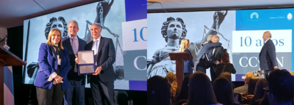 El Dr. Löffler entregó un presente en el acto de distinción al juez Lorenzetti como Dr. Honoris Causa
