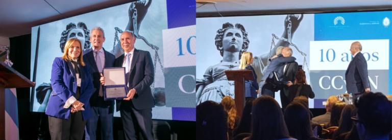 El Dr. Löffler entregó un presente en el acto de distinción al juez Lorenzetti como Dr. Honoris Causa