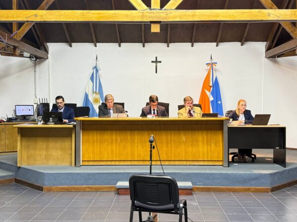 Condenan a tres personas por el incendio de una camioneta con bombas molotov en Ushuaia