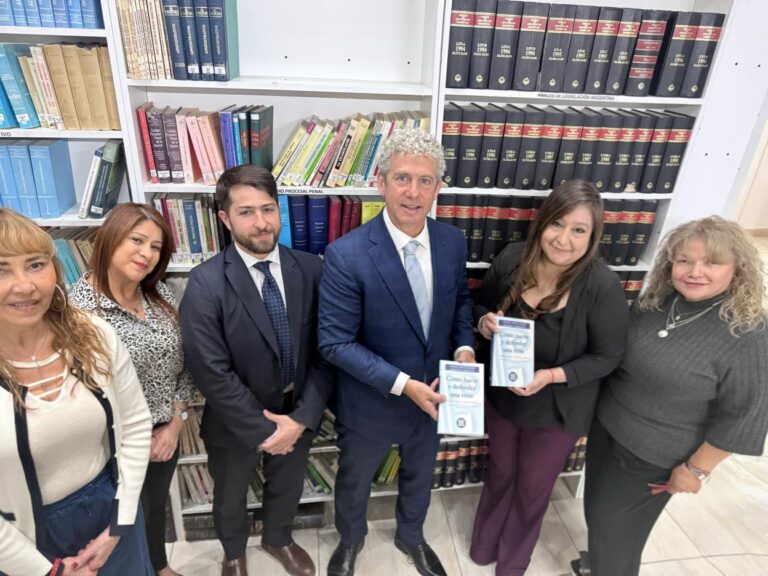 El Dr. Löffler donó dos ejemplares de “Cómo hacer y defender una tesis” a la Biblioteca del Poder Judicial