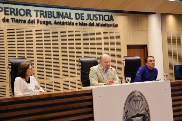 Se presentó en el Superior Tribunal de Justicia el libro “Mi sangre Yagán”